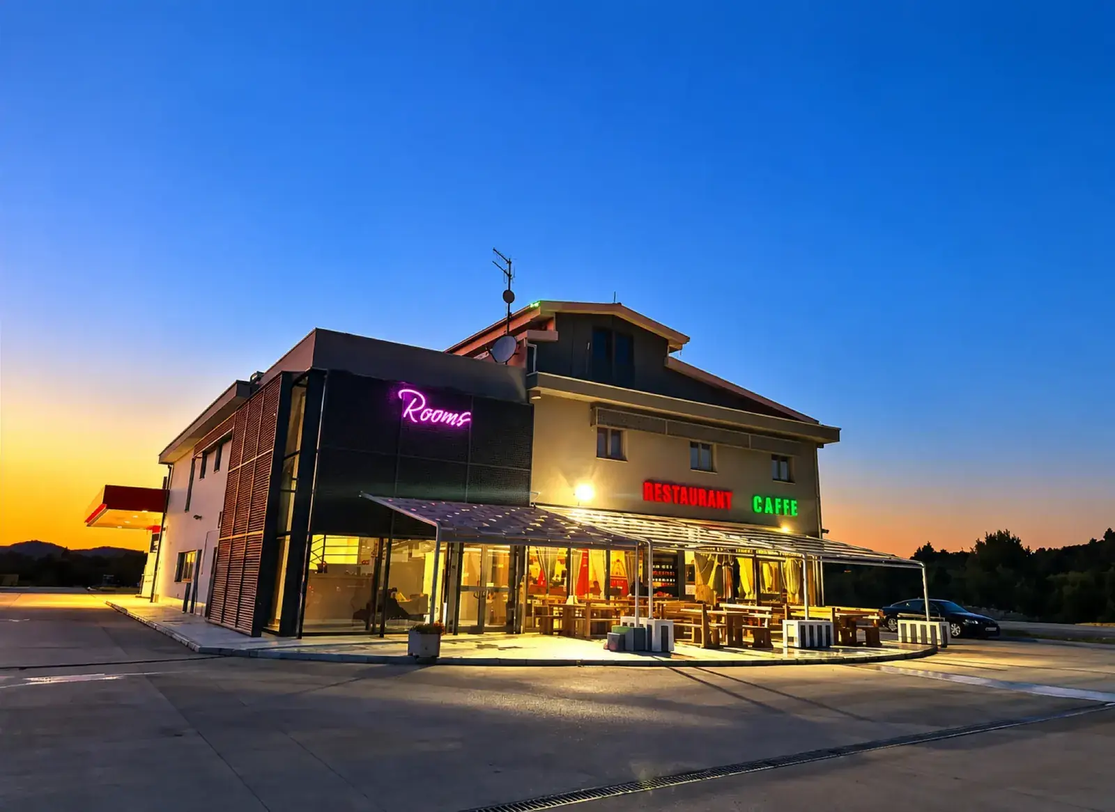 Hotel Šibenik i restoran u sumrak